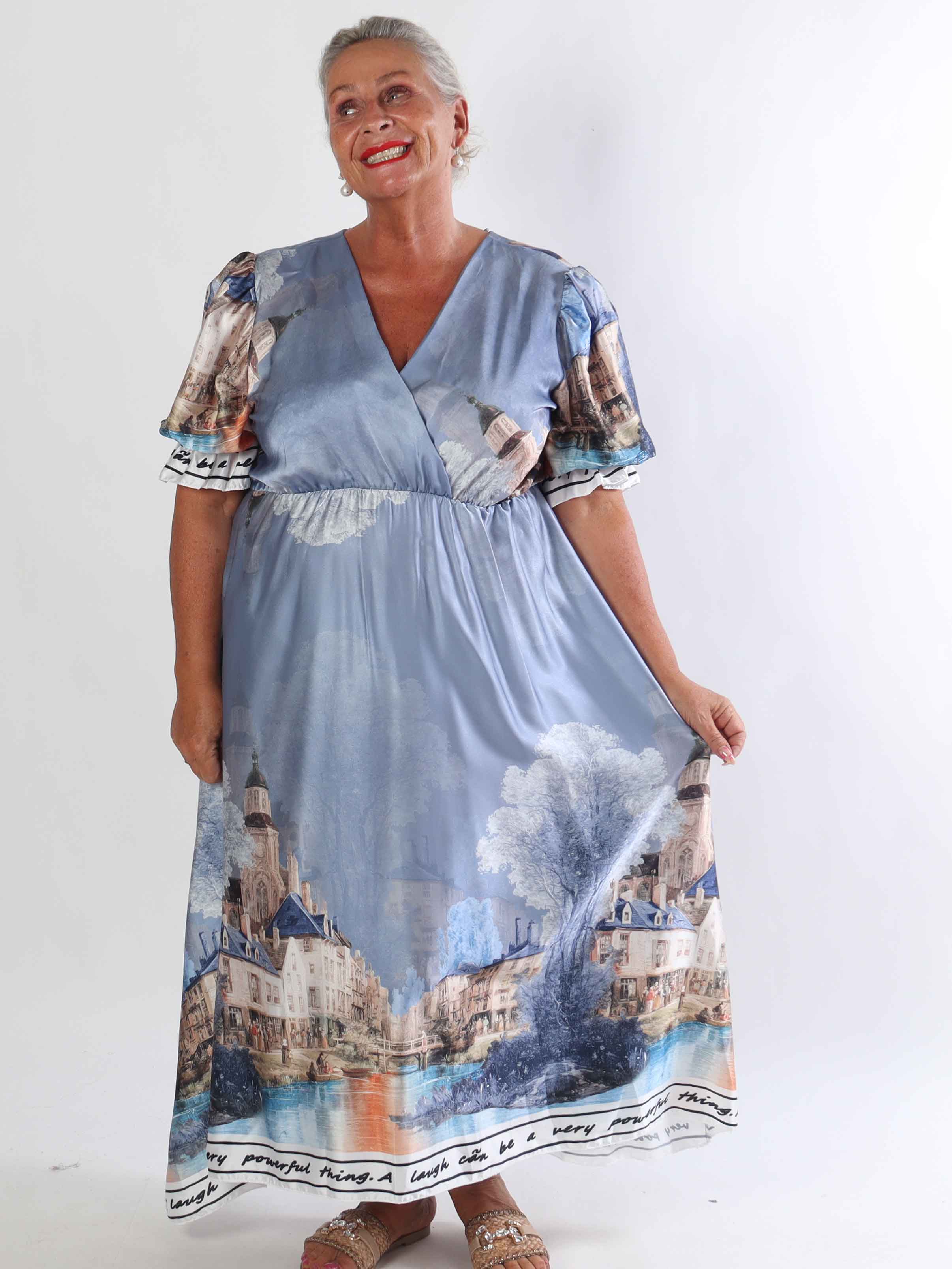 Manuela - Plus size kjole med bylandskabsmotiv på ærmerne og langs kanten forneden